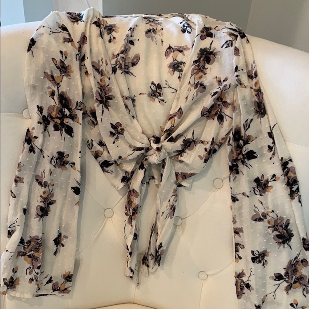 Classy, comfortable ties at waist blouse